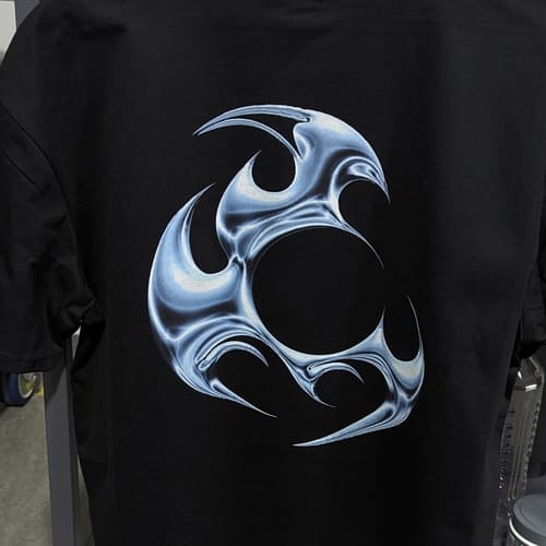 DTG-Druck mit Chrome-Tribal-Logo auf schwarzem T-Shirt – Stoff³ Kassel